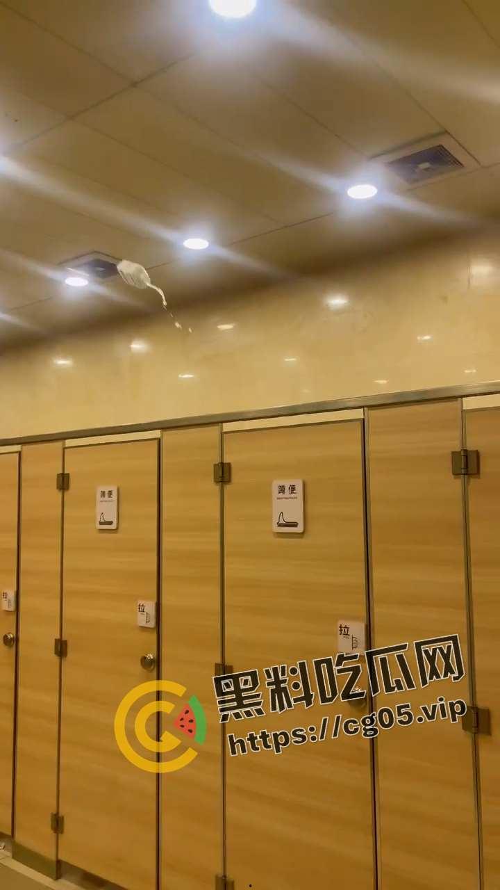 男子公共厕所打飞机开外放 被精神小伙偷拍还带踹门制裁 鸡儿都给吓萎了-6