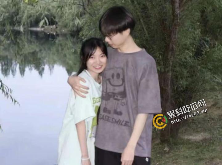 贵州财经学院 商务英语专业 长相清纯的反差骚母狗【常雪】与男友兄弟约炮 现实版本的我跟你拜把子你惦记我马子-1