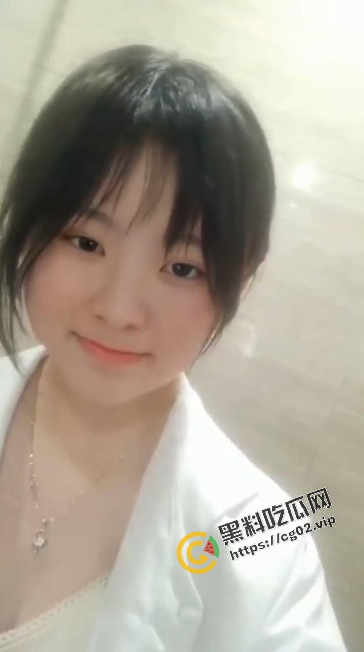 贵州财经学院 商务英语专业 长相清纯的反差骚母狗【常雪】与男友兄弟约炮 现实版本的我跟你拜把子你惦记我马子-7