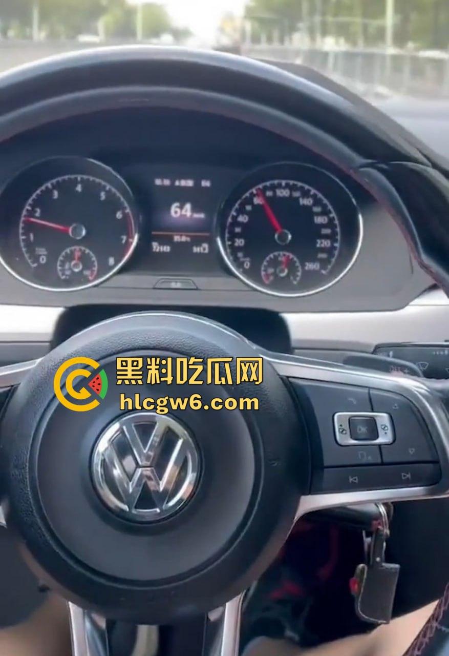 大众高尔夫驾驶过程中车震自拍视频 戴眼镜的职场美女疯狂吞吐J8 感觉她给车主口交 自己也能高潮!-1