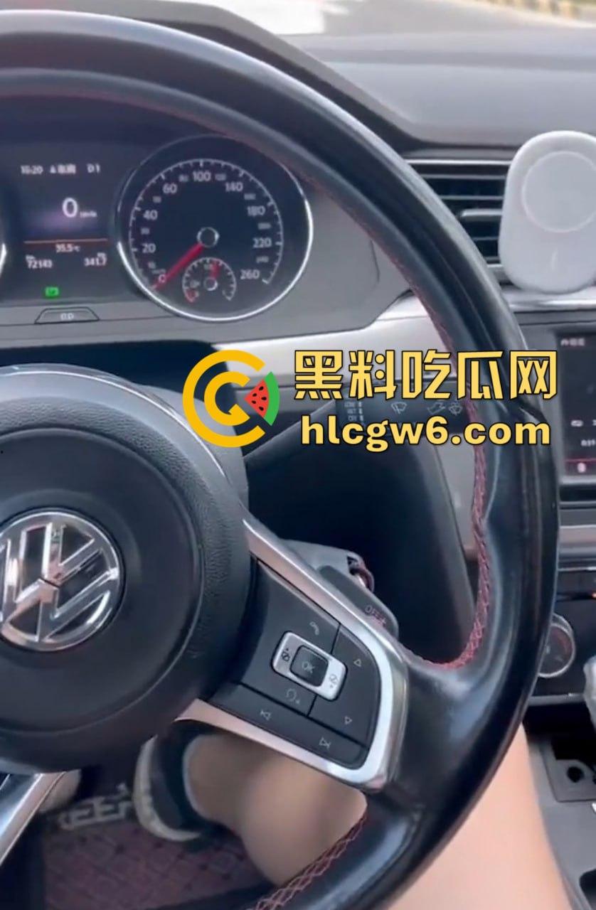 大众高尔夫驾驶过程中车震自拍视频 戴眼镜的职场美女疯狂吞吐J8 感觉她给车主口交 自己也能高潮!-3