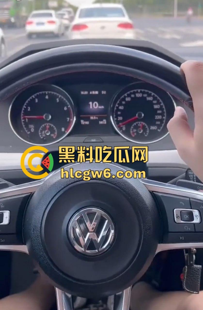 大众高尔夫驾驶过程中车震自拍视频 戴眼镜的职场美女疯狂吞吐J8 感觉她给车主口交 自己也能高潮!-5