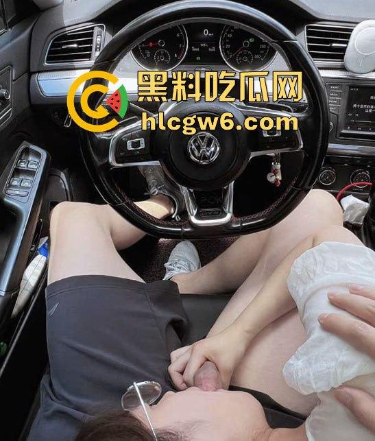 大众高尔夫驾驶过程中车震自拍视频 戴眼镜的职场美女疯狂吞吐J8 感觉她给车主口交 自己也能高潮!-6