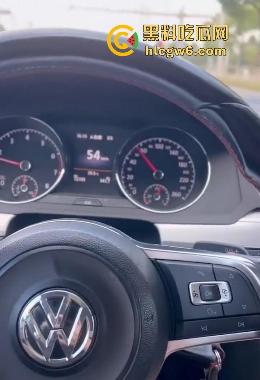 大众高尔夫驾驶过程中车震自拍视频 戴眼镜的职场美女疯狂吞吐J8 感觉她给车主口交 自己也能高潮!-10