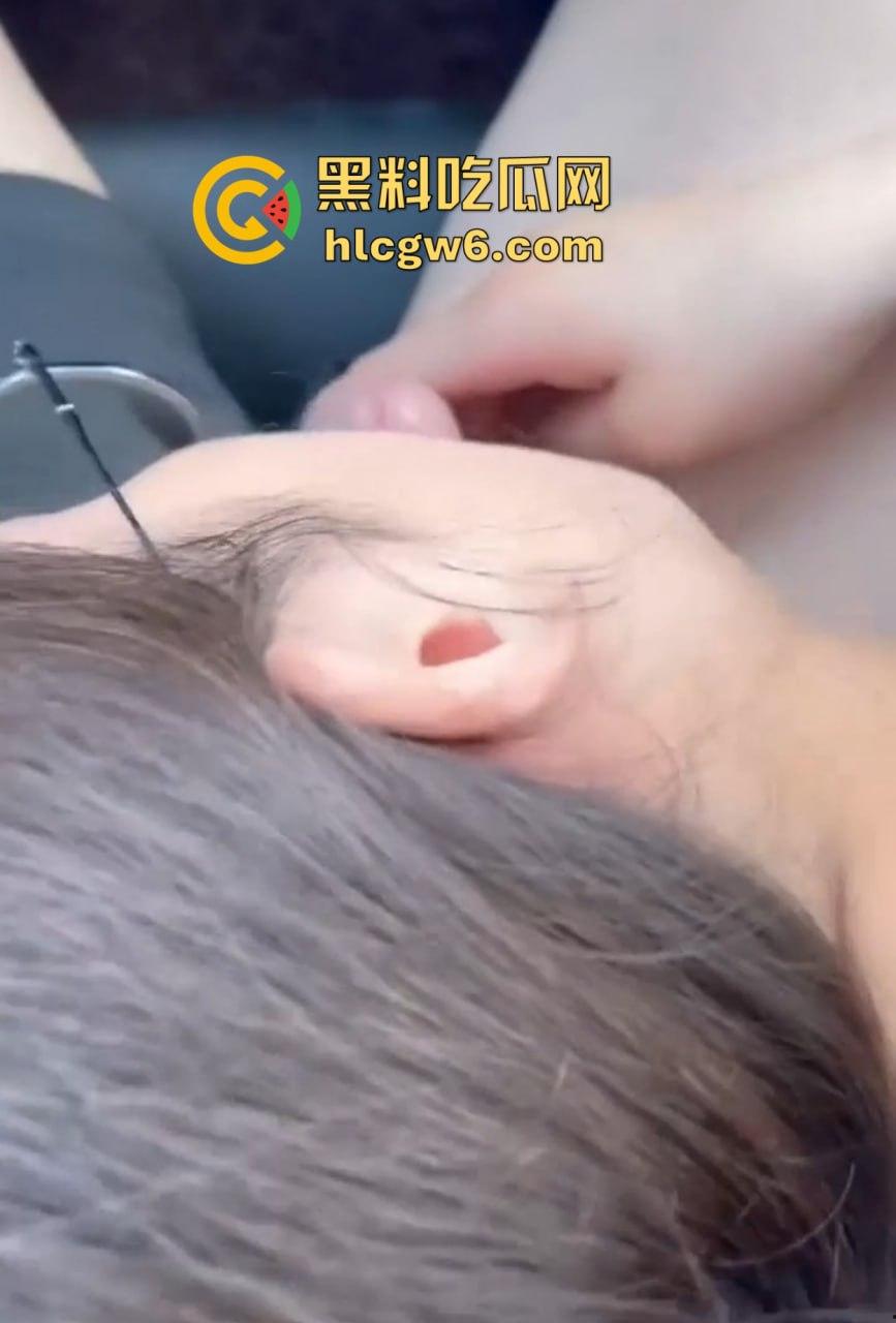 大众高尔夫驾驶过程中车震自拍视频 戴眼镜的职场美女疯狂吞吐J8 感觉她给车主口交 自己也能高潮!-11