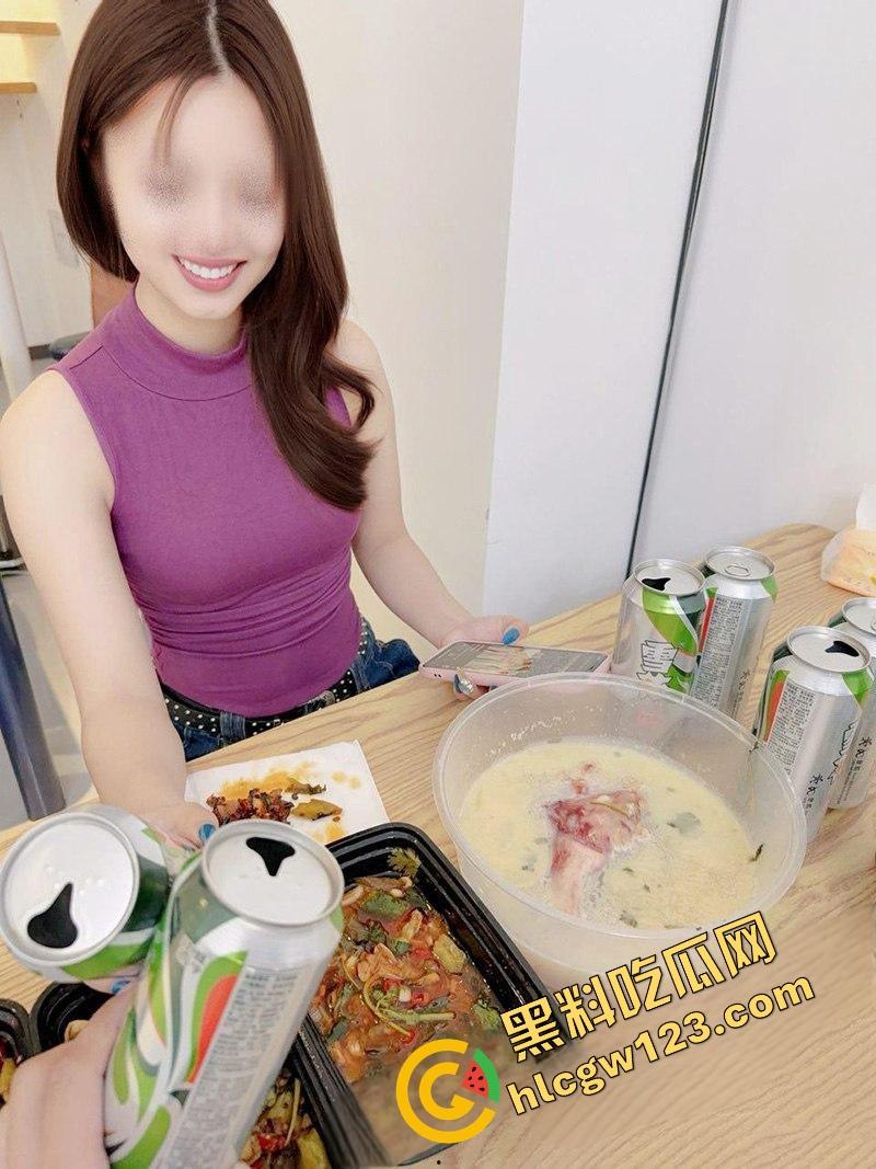 酒桌一杯黄汤下肚嫂子就躺平,海角乱伦哥没想到计划白做。原本计划慢慢钓,结果一杯下去自己把逼端上来!-4