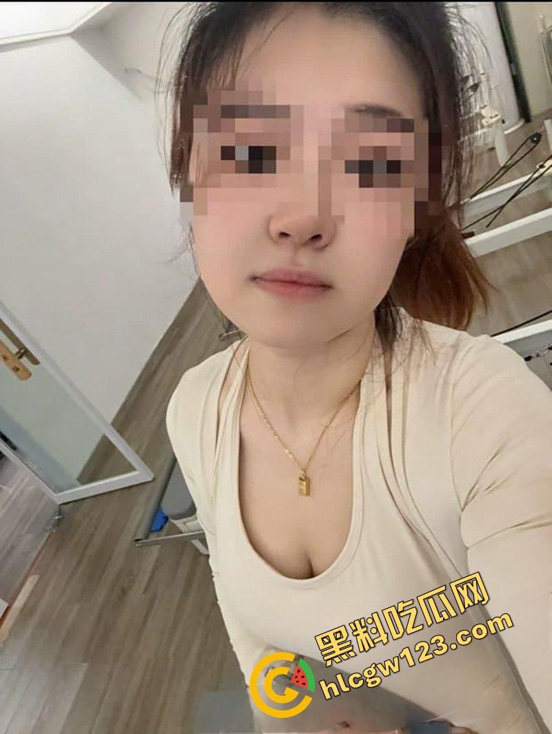 酒桌一杯黄汤下肚嫂子就躺平,海角乱伦哥没想到计划白做。原本计划慢慢钓,结果一杯下去自己把逼端上来!-9