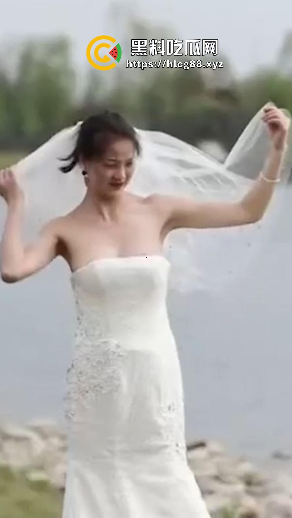 摄影师操眼新娘婚纱外拍,红樱桃奶子甩光,摆骚姿嫩逼勾魂,新娘还在那深情摆POSE毫不知自己走光!-1