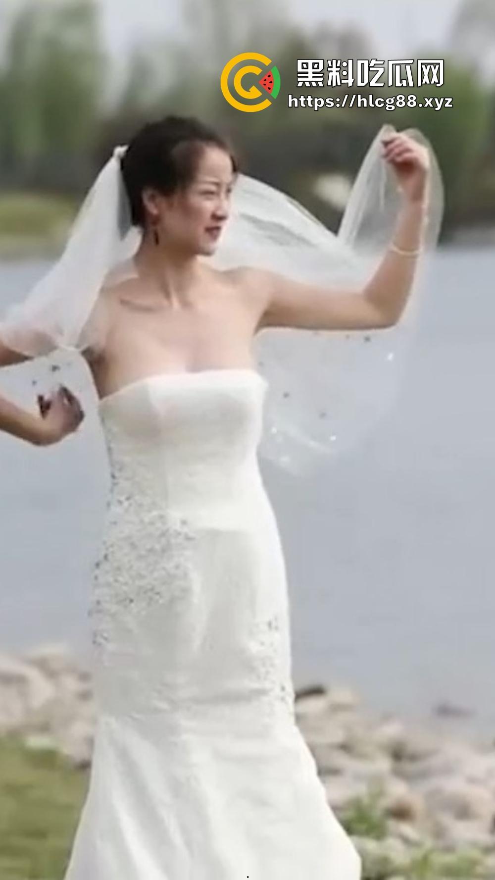 摄影师操眼新娘婚纱外拍,红樱桃奶子甩光,摆骚姿嫩逼勾魂,新娘还在那深情摆POSE毫不知自己走光!-2