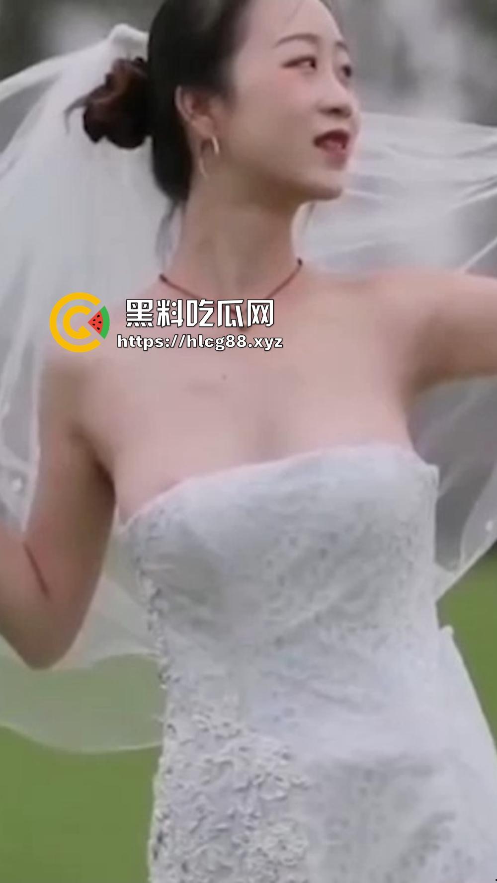 摄影师操眼新娘婚纱外拍,红樱桃奶子甩光,摆骚姿嫩逼勾魂,新娘还在那深情摆POSE毫不知自己走光!-5