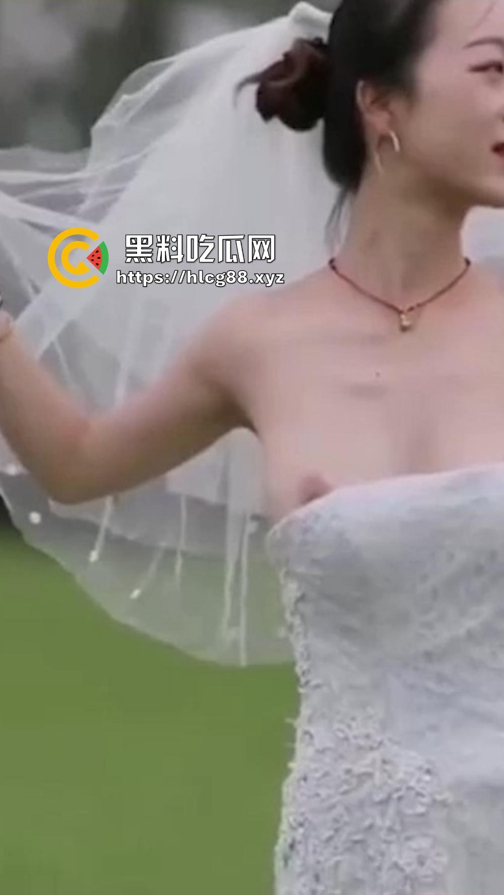 摄影师操眼新娘婚纱外拍,红樱桃奶子甩光,摆骚姿嫩逼勾魂,新娘还在那深情摆POSE毫不知自己走光!-9