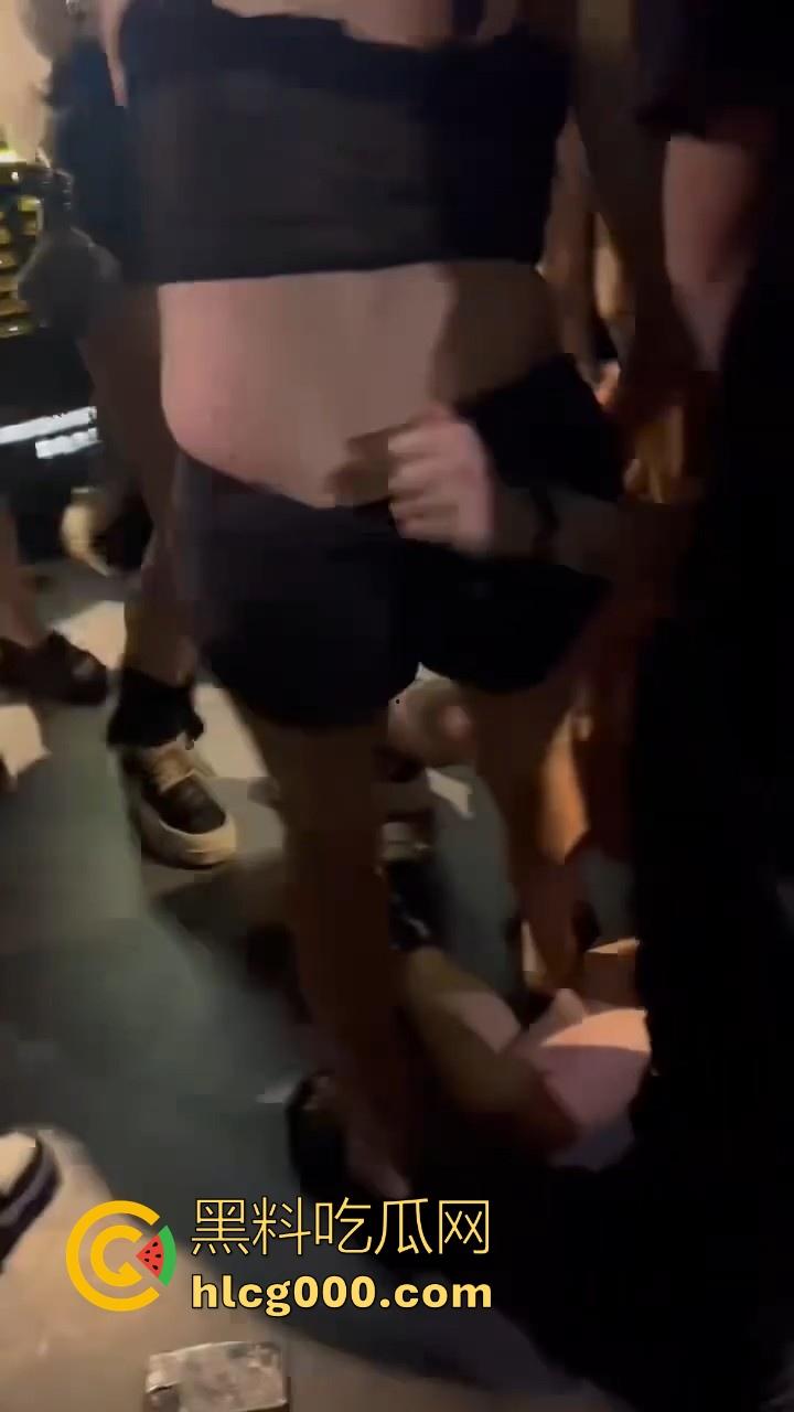 极品精神小妹当街厮杀，扯头发拳打胸脚踹逼招招致命，像头发疯的母牛一样，拦都拦不住！-7