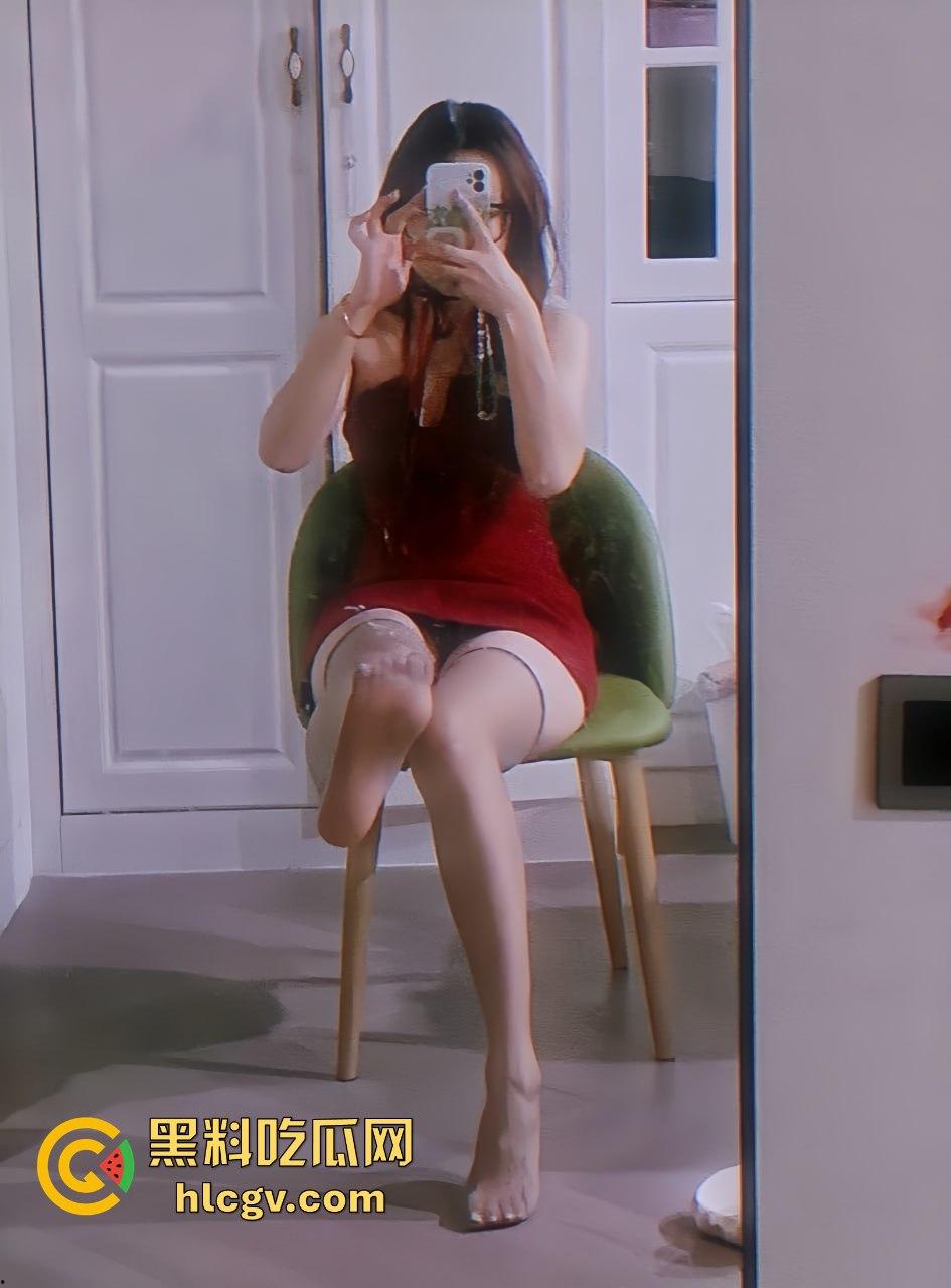 山西太原眼镜妹【李斯羽】吃鸡新境界！白丝诱惑照片流出，男友不给力，她干脆自己上炮机！-2