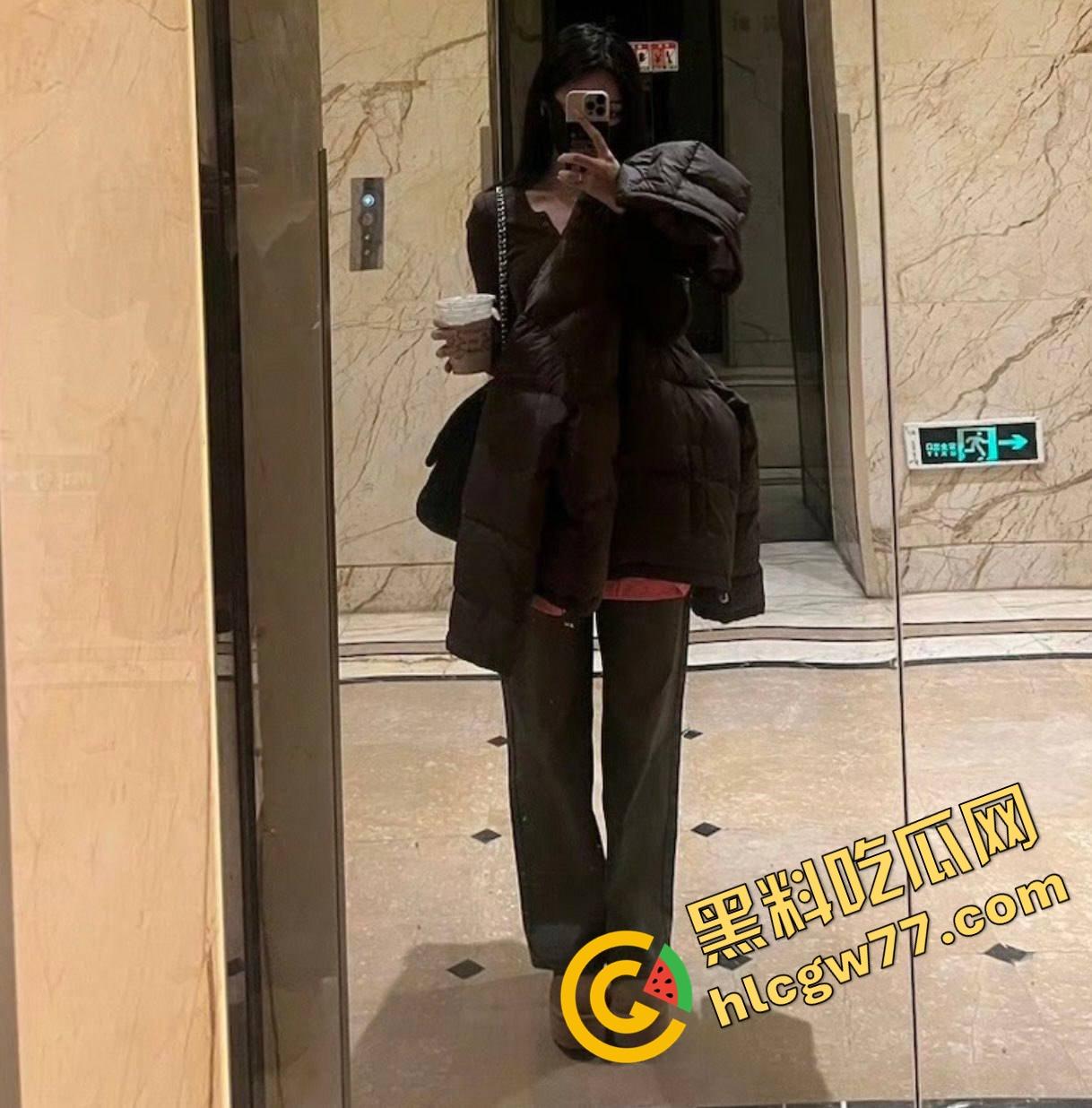 四川财大清纯女神『李嫣』白天是软萌学妹,深夜却在酒店给金主跪舔口交,拍照是人设张腿才是真相-1