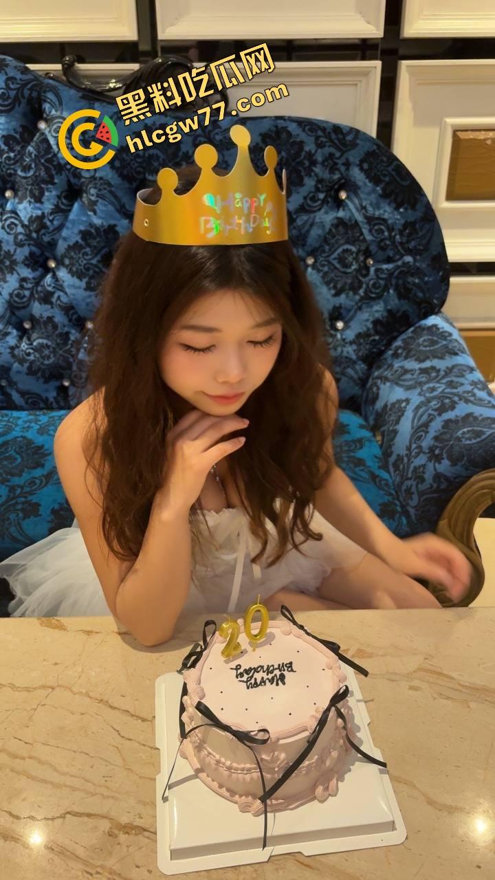 四川财大清纯女神『李嫣』白天是软萌学妹,深夜却在酒店给金主跪舔口交,拍照是人设张腿才是真相-4