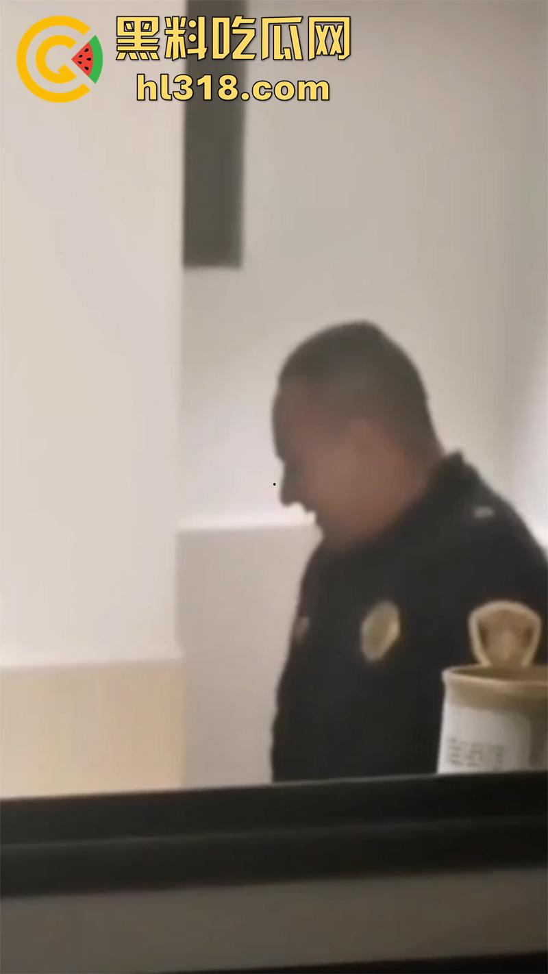 墨西哥最骚女警被曝光，在巡逻车偷情被抓后，其警局浴室性爱视频也被曝出，大奶肥臀真是性感啊！-7