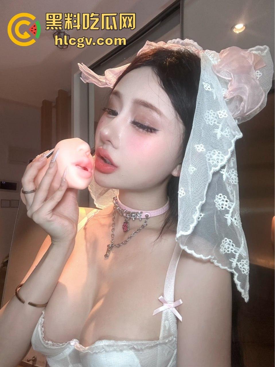 万人求的极品福利姬!『炸蛋boom』唇膜诱惑,骚货舔鸡像品冰激凌,快来细细品味这场视觉盛宴!-4