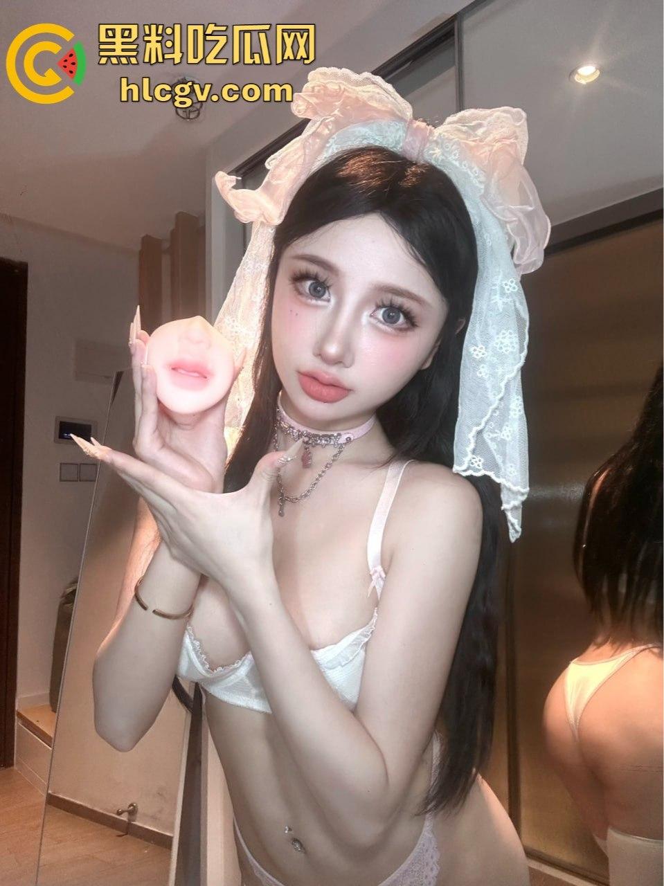 万人求的极品福利姬!『炸蛋boom』唇膜诱惑,骚货舔鸡像品冰激凌,快来细细品味这场视觉盛宴!-18