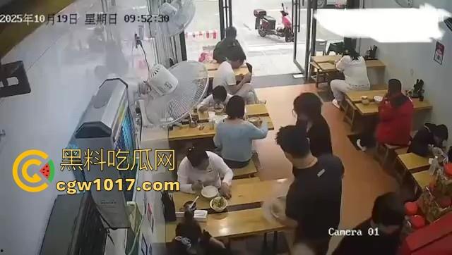 肥胖小仙女吃个早餐发生冲突!火气一上来直接把面扣在后座男生头上,直接扭打起来,给坦克胸罩都打丢了!-4