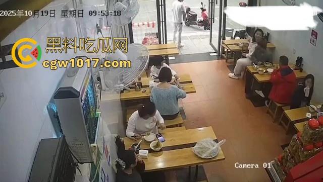 肥胖小仙女吃个早餐发生冲突!火气一上来直接把面扣在后座男生头上,直接扭打起来,给坦克胸罩都打丢了!-5