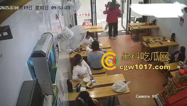 肥胖小仙女吃个早餐发生冲突!火气一上来直接把面扣在后座男生头上,直接扭打起来,给坦克胸罩都打丢了!-9