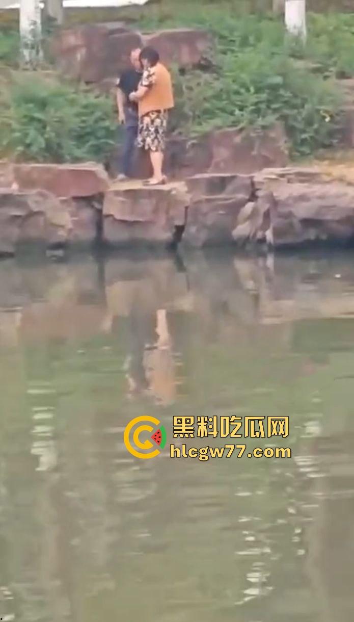 姜还是老的辣 大爷大妈真会玩 来河边偷情 一边做爱 一边看风景 性爱过程被路人全 记录!-3