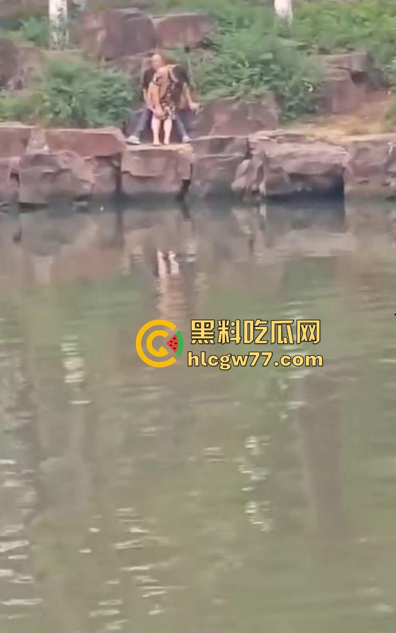 姜还是老的辣 大爷大妈真会玩 来河边偷情 一边做爱 一边看风景 性爱过程被路人全 记录!-4
