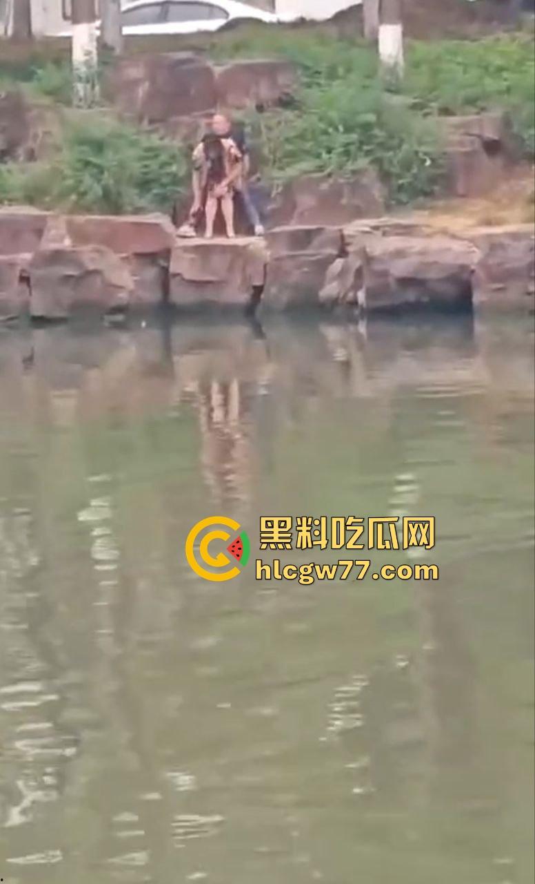 姜还是老的辣 大爷大妈真会玩 来河边偷情 一边做爱 一边看风景 性爱过程被路人全 记录!-5