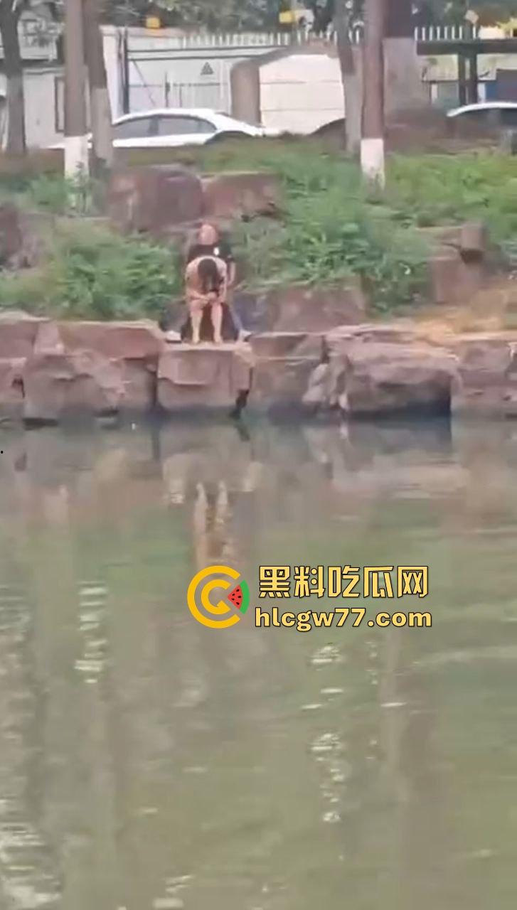 姜还是老的辣 大爷大妈真会玩 来河边偷情 一边做爱 一边看风景 性爱过程被路人全 记录!-6