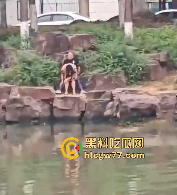姜还是老的辣 大爷大妈真会玩 来河边偷情 一边做爱 一边看风景 性爱过程被路人全 记录!-7