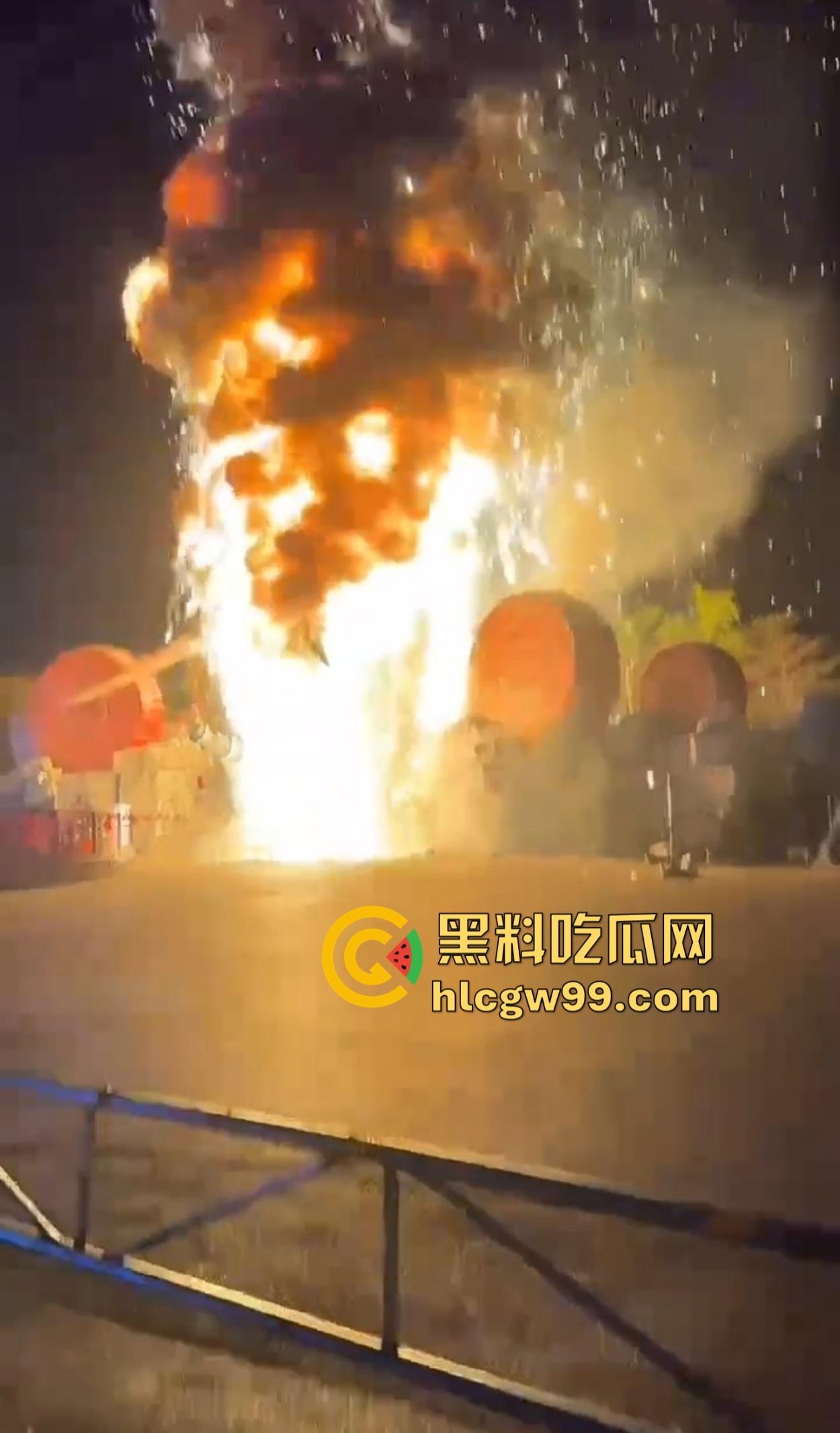 南宁除夕夜打铁花表演现场突发大火 观众还以为是特效 结果真烧起来了!-1