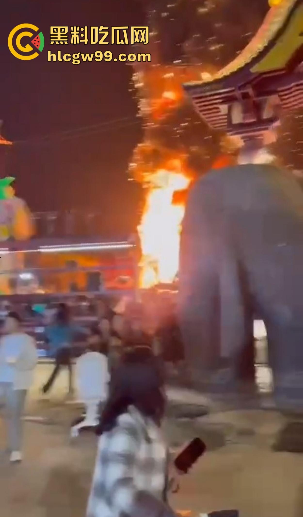 南宁除夕夜打铁花表演现场突发大火 观众还以为是特效 结果真烧起来了!-4