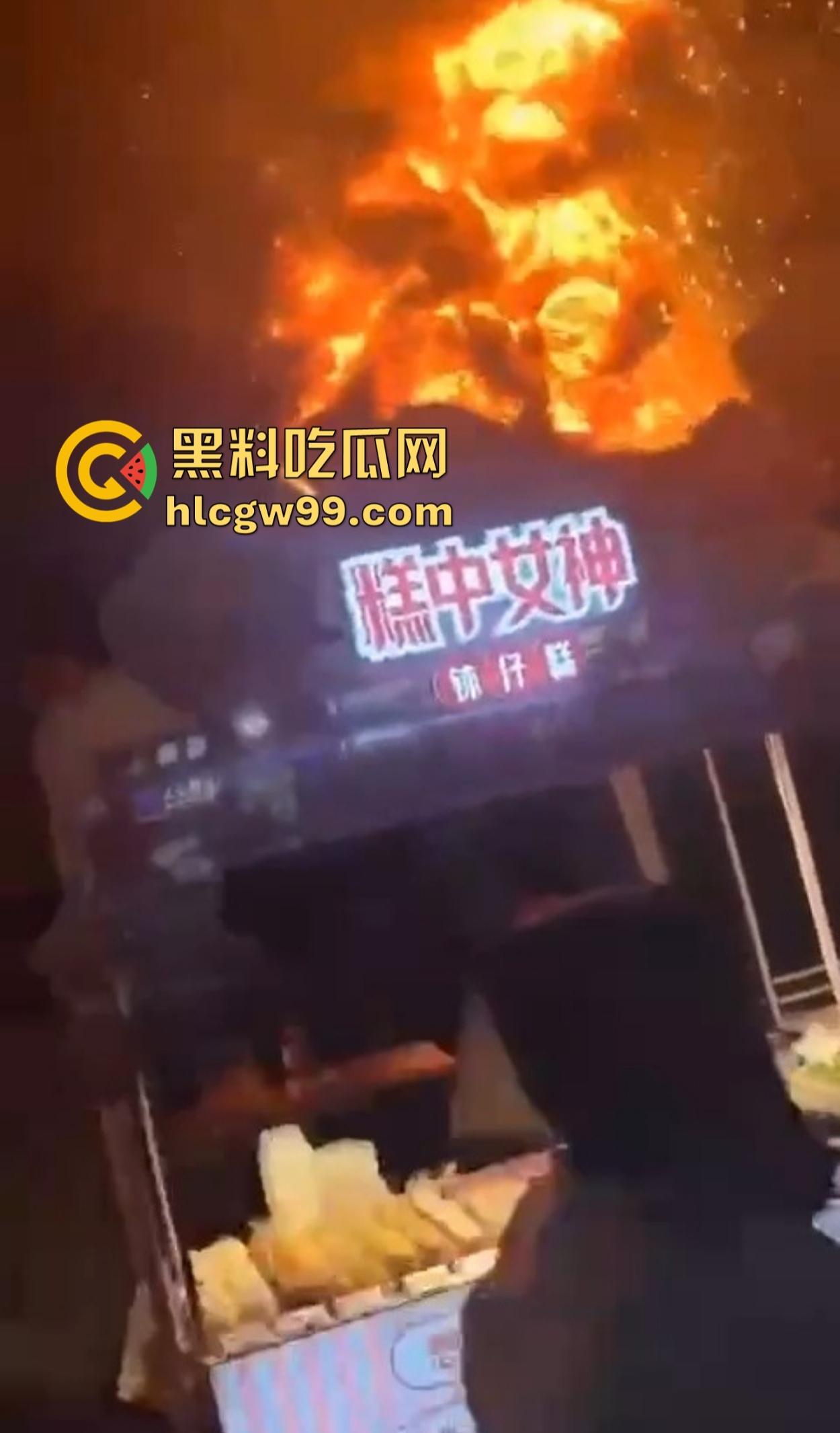 南宁除夕夜打铁花表演现场突发大火 观众还以为是特效 结果真烧起来了!-7