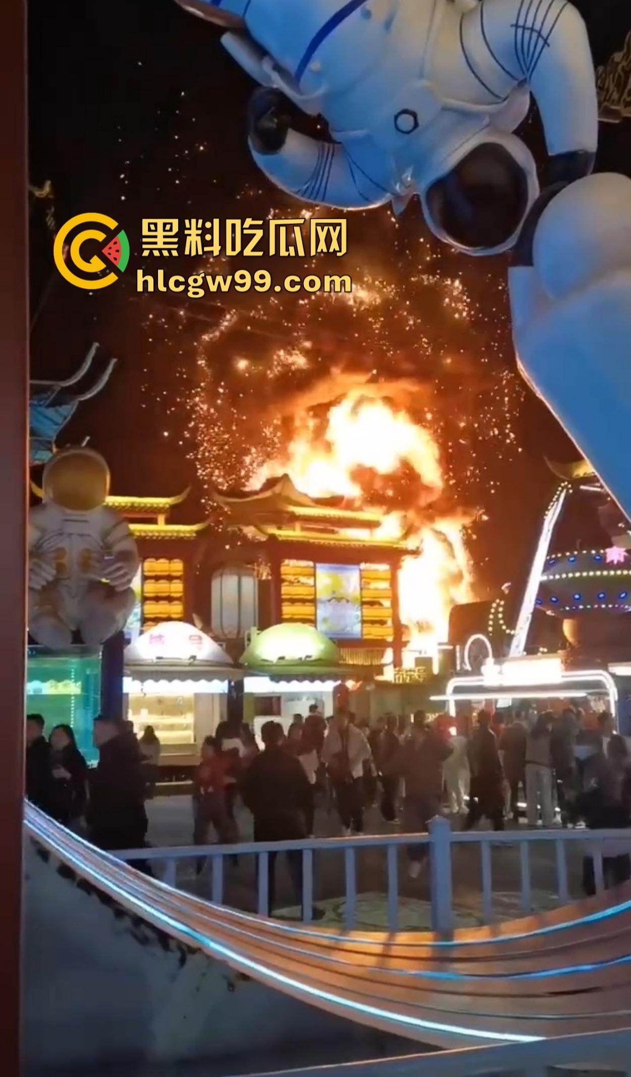 南宁除夕夜打铁花表演现场突发大火 观众还以为是特效 结果真烧起来了!-9