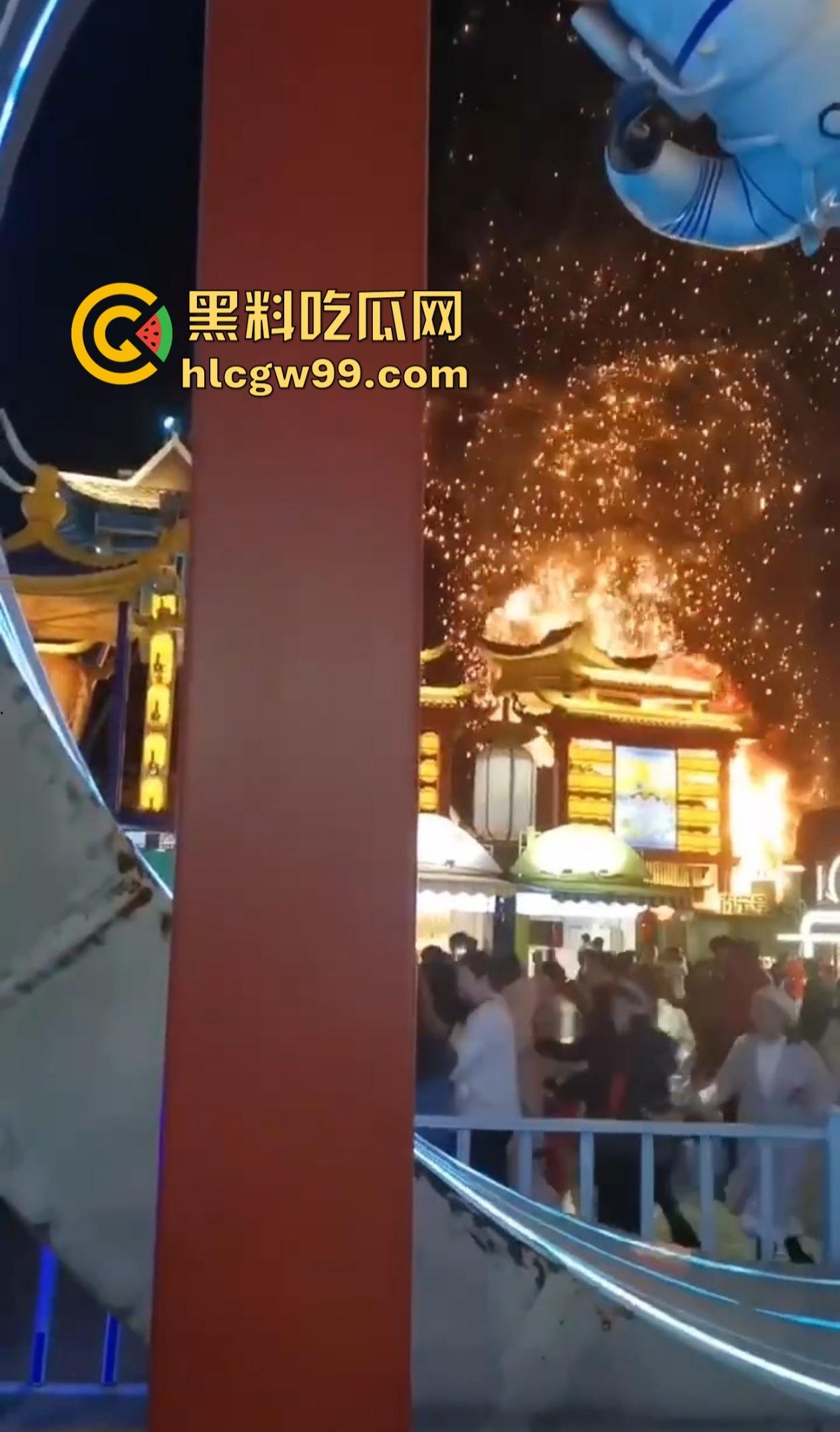 南宁除夕夜打铁花表演现场突发大火 观众还以为是特效 结果真烧起来了!-10