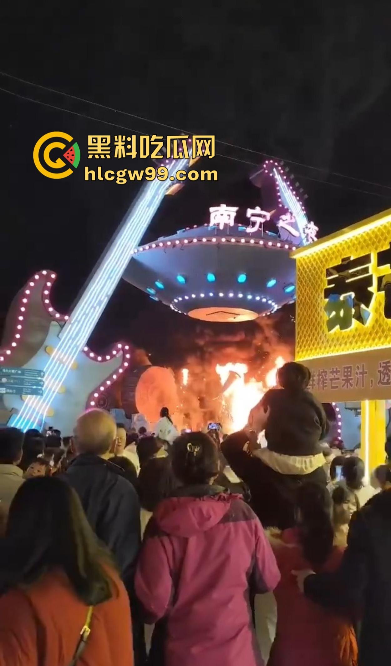 南宁除夕夜打铁花表演现场突发大火 观众还以为是特效 结果真烧起来了!-12