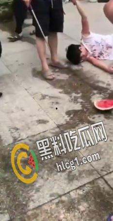 畜生行为!浙江海宁市周王庙镇 畜生孙子为了一个西瓜爆打奶奶 把奶奶打到浑身是血 倒地不起-2