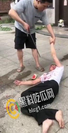 畜生行为!浙江海宁市周王庙镇 畜生孙子为了一个西瓜爆打奶奶 把奶奶打到浑身是血 倒地不起-3