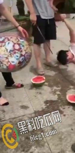 畜生行为!浙江海宁市周王庙镇 畜生孙子为了一个西瓜爆打奶奶 把奶奶打到浑身是血 倒地不起-4