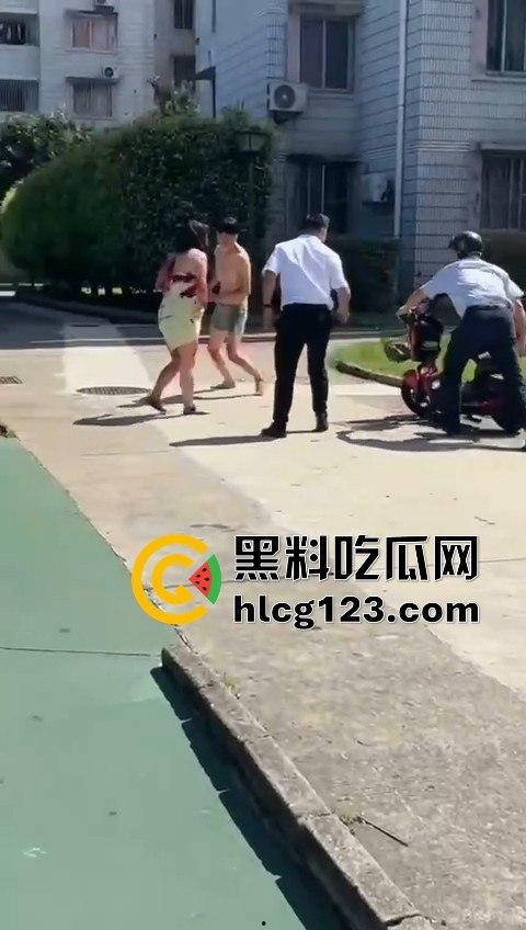 妻子惹到什么了？小区血腥杀人老公穿短裤当街持刀追砍，爱时脱她衣不爱时剐她肉！-4