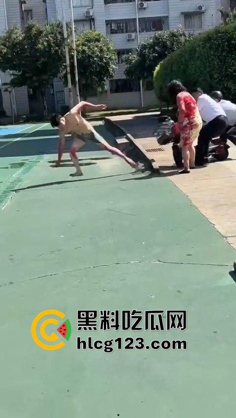 妻子惹到什么了？小区血腥杀人老公穿短裤当街持刀追砍，爱时脱她衣不爱时剐她肉！-5