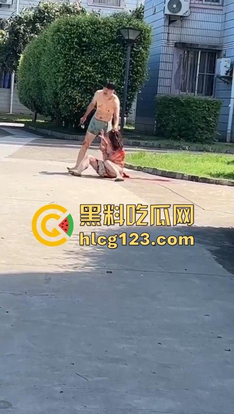 妻子惹到什么了？小区血腥杀人老公穿短裤当街持刀追砍，爱时脱她衣不爱时剐她肉！-6
