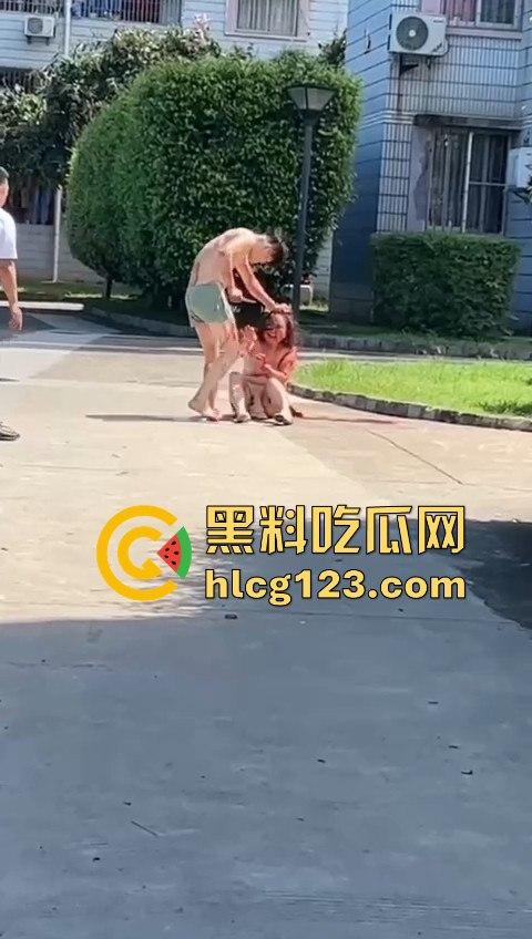 妻子惹到什么了？小区血腥杀人老公穿短裤当街持刀追砍，爱时脱她衣不爱时剐她肉！-7