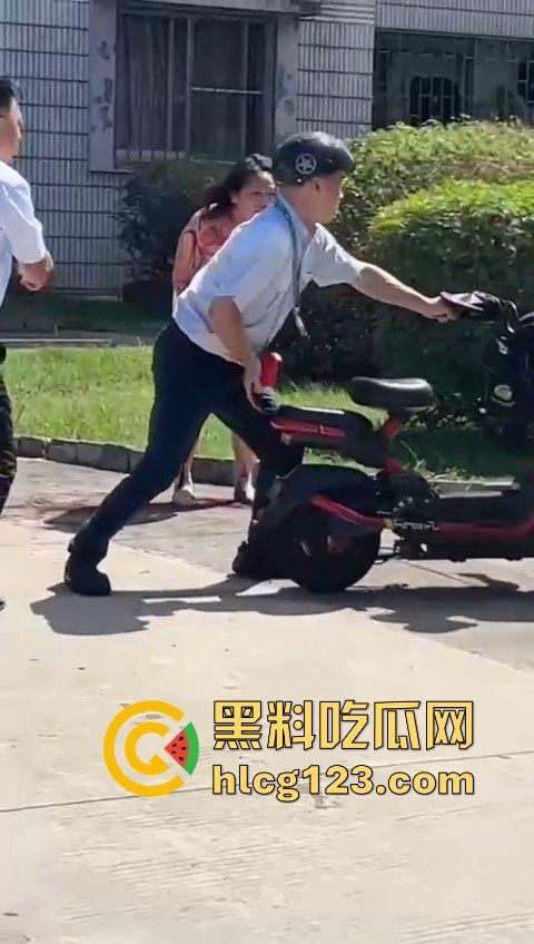 妻子惹到什么了？小区血腥杀人老公穿短裤当街持刀追砍，爱时脱她衣不爱时剐她肉！-8