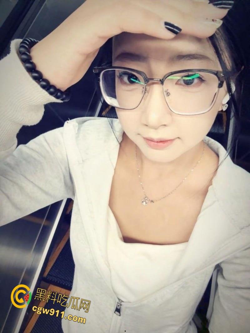 山西临汾微胖学妹【徐淼淼】，与男友酒店镜前后入自拍，极品翘臀后入爆操，白嫩巨乳晃动不止！-4