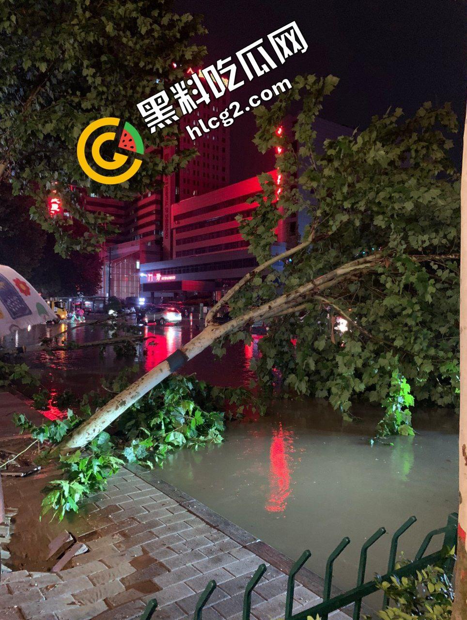 河南郑州灾难连连!22日出现100毫米降水 狂风暴雨 电闪雷鸣 车辆被淹没 外卖员逆天送餐!电灯漏电致人触电身亡!-7