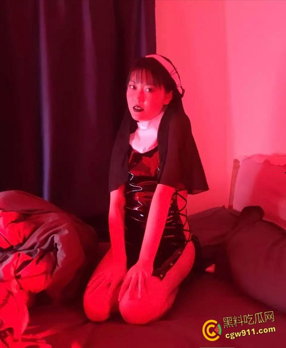 北京科技大学【李晓晴】,下海给富二代当母狗,拉着自己闺密拍照,氛围灯骑脸口交,无套中出开档丝袜!-1