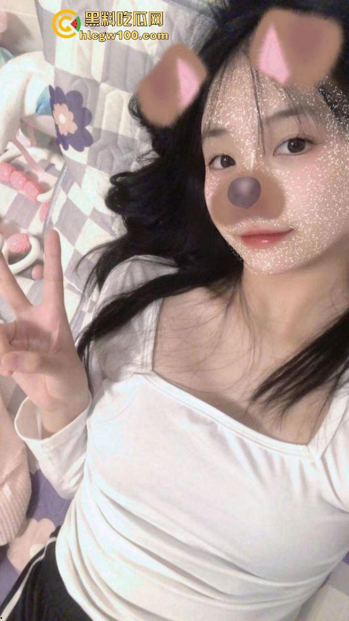 南京传媒学校校花【刘思思】调教视频曝光,欲求不满的母狗校园公交车大大颠覆了以往的形象-1