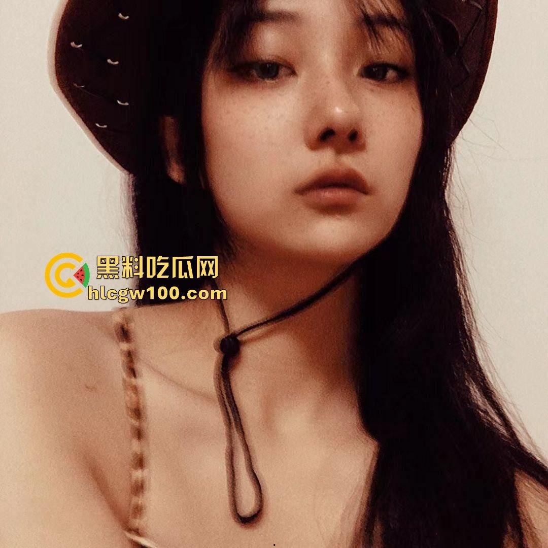 南京传媒学校校花【刘思思】调教视频曝光,欲求不满的母狗校园公交车大大颠覆了以往的形象-2