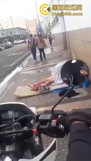 阿三这警察是不是管太宽?流浪汉街头修被子,结果被三个大哥围观打喇叭,搞得他们连个逼都日不下去!-1